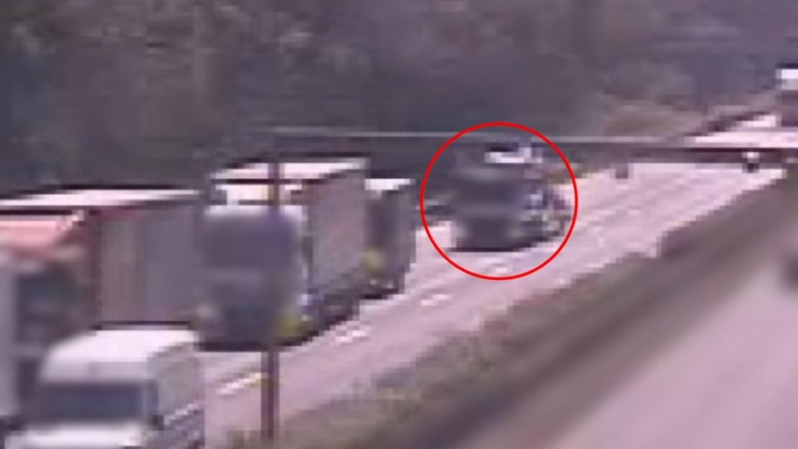 Egy pillanatkép a kocsisorba hajtó nyergesvontatóról készült videóból.