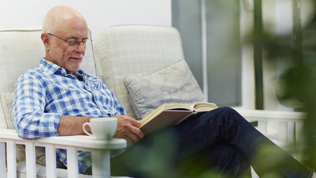 könyvet olvasó idős férfi