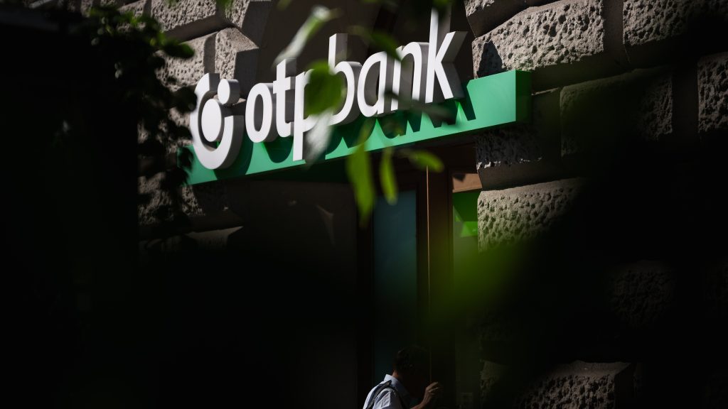 Közel 200 dolgozójától válik meg az OTP Bank