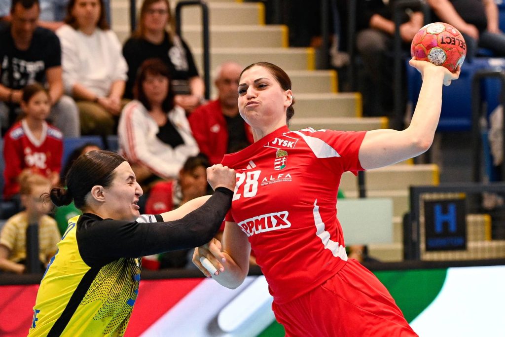 Budapest, 2025. március 8. Papp Nikoletta (j) és Valerija Nesztyerenko, az ukrán csapat játékosa a Magyarország - Ukrajna barátságos női kézilabda-mérkőzésen a BUD Arénában 2025. március 8-án. MTI/Szigetváry Zsolt