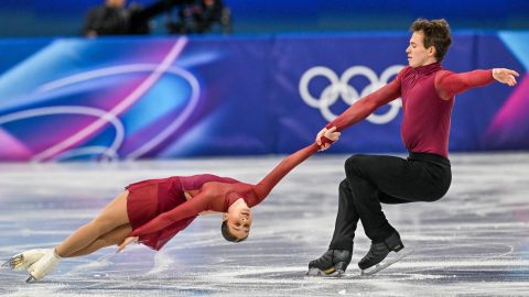 Assago, 2026. február 15. Pavlova Maria és Sviatchenko Alexei páros a rövidprogramját mutatja be a műkorcsolyázók versenyében a 2026-os milánói-cortinai téli olimpián az assagói Forum di Milano sportarénában 2026. február 15-én. MTI/Illyés Tibor