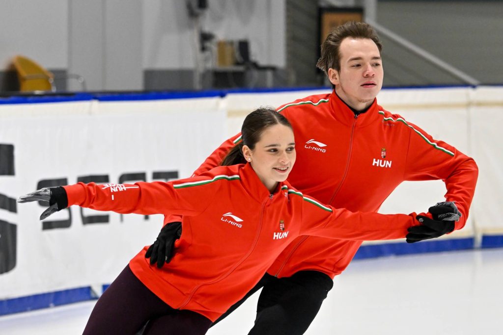 Egy sérüléssel még nagyobb esélyt kaphat az olimpián a magyar műkorcsolyapáros 1 Budapest, 2026. január 21. A milánói-cortinai téli olimpiára készülő Pavlova Maria és Sviatchenko Alexei műkorcsolyapáros edzésen a budapesti Gyakorló Jégcsarnokban 2026. január 21-én. MTI/Illyés Tibor