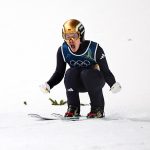 Philipp Raimund, amikor megnyeri a férfi síugrók versenyét a téli olimpián.