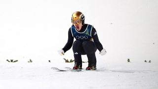 Philipp Raimund, amikor megnyeri a férfi síugrók versenyét a téli olimpián.