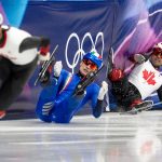 Pietro Sighel olasz rövidplyás gyorskorcsolyázó a kiesése pillanatában az 500 néteres elődöntőben.