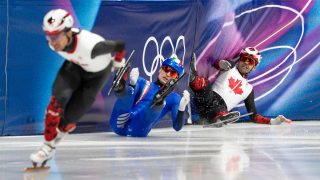 Pietro Sighel olasz rövidplyás gyorskorcsolyázó a kiesése pillanatában az 500 néteres elődöntőben.
