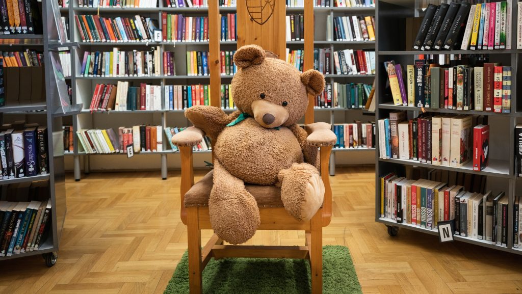 Megérkezett a jövő Magyarországra: A rendőrség egy ártatlan nőt gyanúsított az arcfelismerő rendszerük alapján egy plüssmackó ellopása miatt