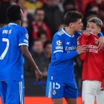 Gianluca Prestianni a mezével eltakarja a száját, miközben odaszól Viníciusnak.