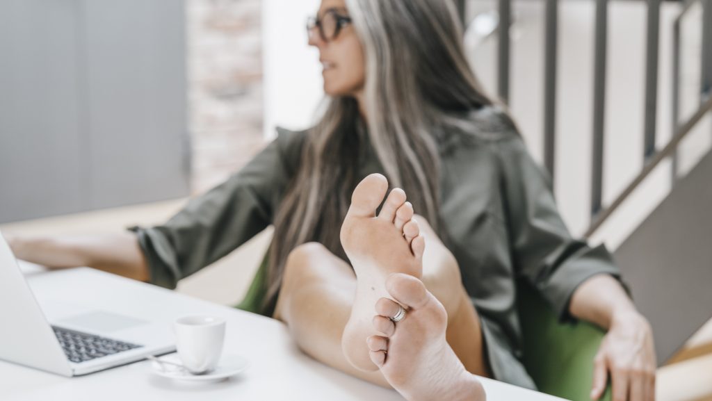 Mezítláb a munkahelyen: új trend hódít a tech cégeknél