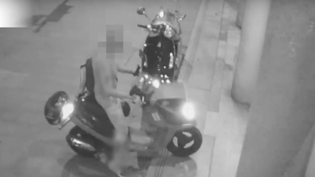 Robogóval akart berontani az ügyészségre, majd másfél órán át fenyegette élő adásban az ügyészeket