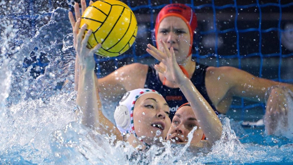 Funchal, 2026. február 5. Rybanska Natasa (b) és a holland Bente Rogge a női vízilabda Európa-bajnokság döntőjében játszott Magyarország - Hollandia mérkőzésen a funchali Olimpiai Uszodakomplexumban 2026. február 5-én. MTI/Szigetváry Zsolt