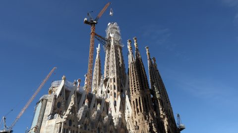 A barcelonai Sagrada Família központi tornyának befejezése 2026. február 20-án.