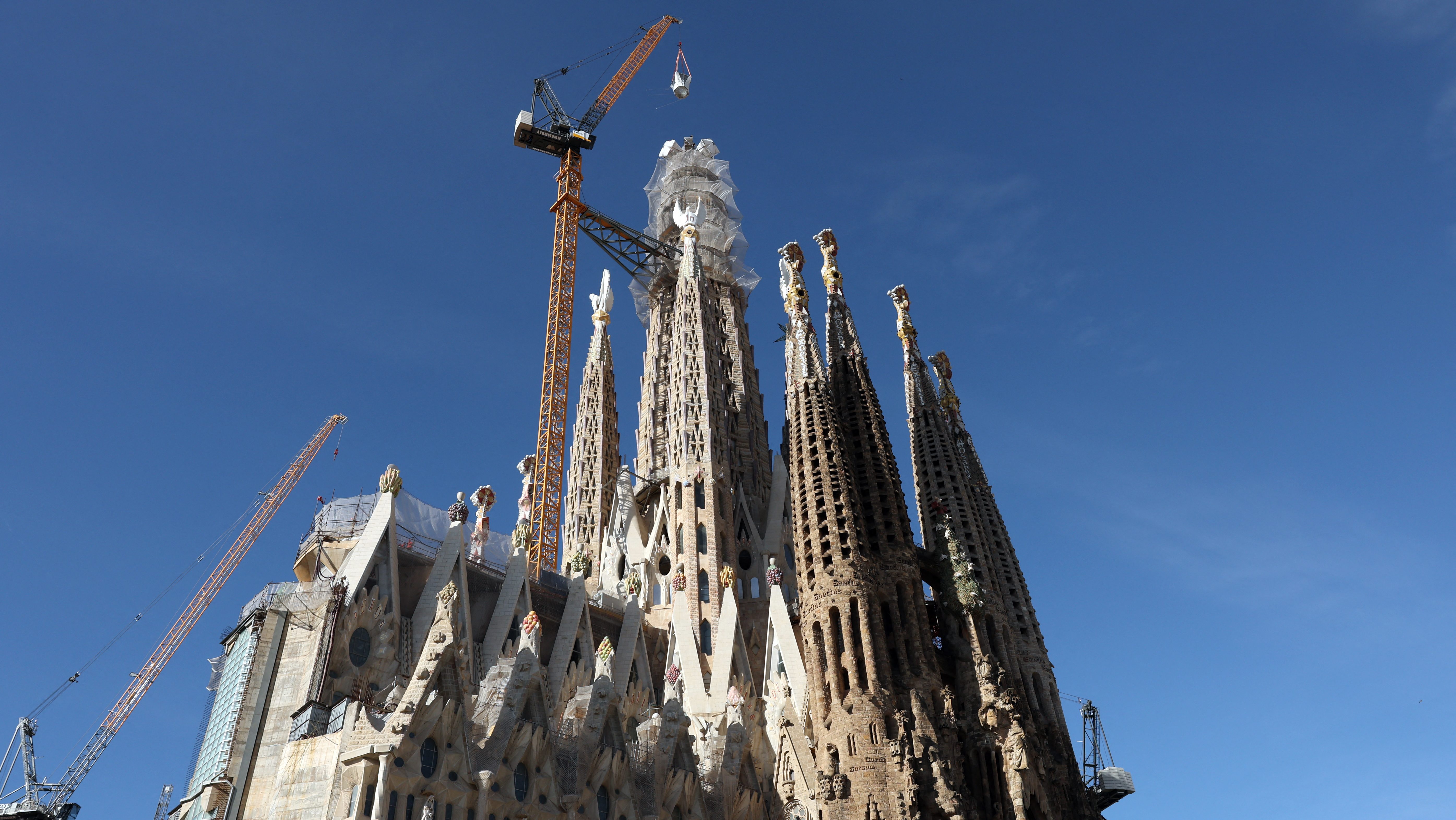A barcelonai Sagrada Família központi tornyának befejezése 2026. február 20-án.