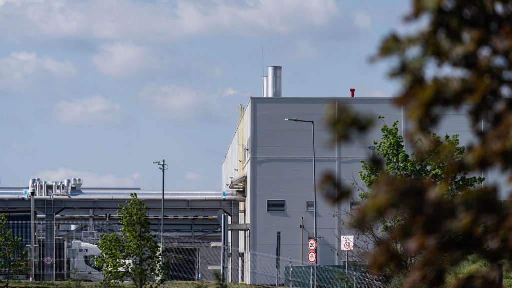 Magyar Péter egy videót tett közzé arról, hogy a gödi Samsung-gyárban felrobban egy berendezés