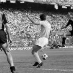 Sandro Mazzola, az Inter játékosa gólt szerez a Lazio elleni olasz bajnokin 1966-ban.