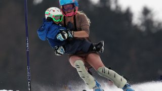 Az ikonikus fotó 2011-ből: Sarah Schleper a kezében fiával csúszik a cél felé Lienzben.