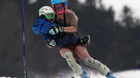 Az ikonikus fotó 2011-ből: Sarah Schleper a kezében fiával csúszik a cél felé Lienzben.