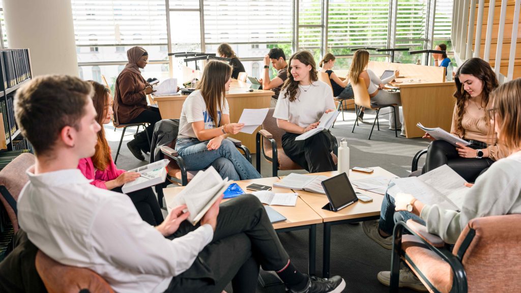 Tanulás és munka kéz a kézben: így segíti az Szegedi Tudományegyetem a dolgozni vágyó hallgatóit