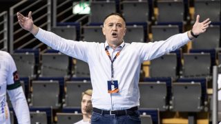 24 November 2020, Berlin: Handball: EHF European League, Füchse Berlin - Tatran Presov, main round, Group B, 4th matchday, Max-Schmeling-Halle. Coach Slavko Goluza of Tatran Presov stands gesticulating at the edge of the field. Photo: Andreas Gora/dpa