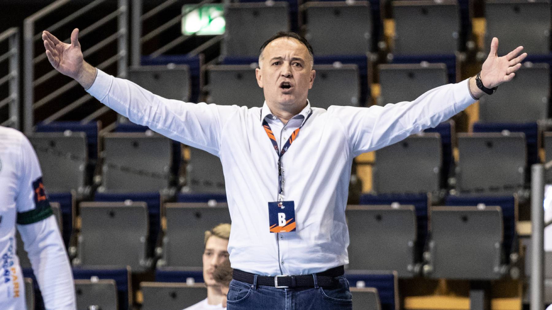 24 November 2020, Berlin: Handball: EHF European League, Füchse Berlin - Tatran Presov, main round, Group B, 4th matchday, Max-Schmeling-Halle. Coach Slavko Goluza of Tatran Presov stands gesticulating at the edge of the field. Photo: Andreas Gora/dpa