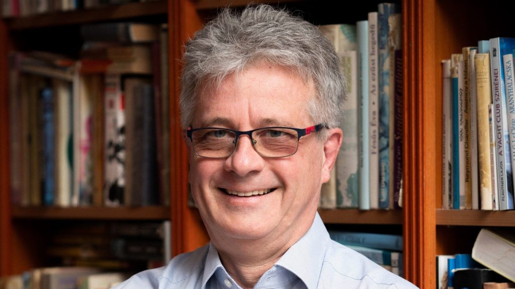 Feloldották az Afrika-specialista diplomata házi őrizetét, de Budapestet nem hagyhatja el