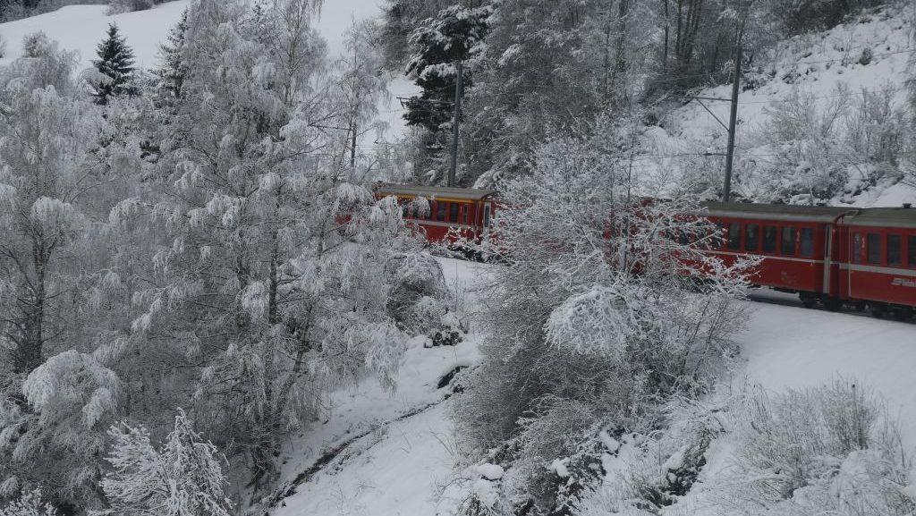 Lavina miatt kisiklott egy vonat Svájcban – többen megsérültek