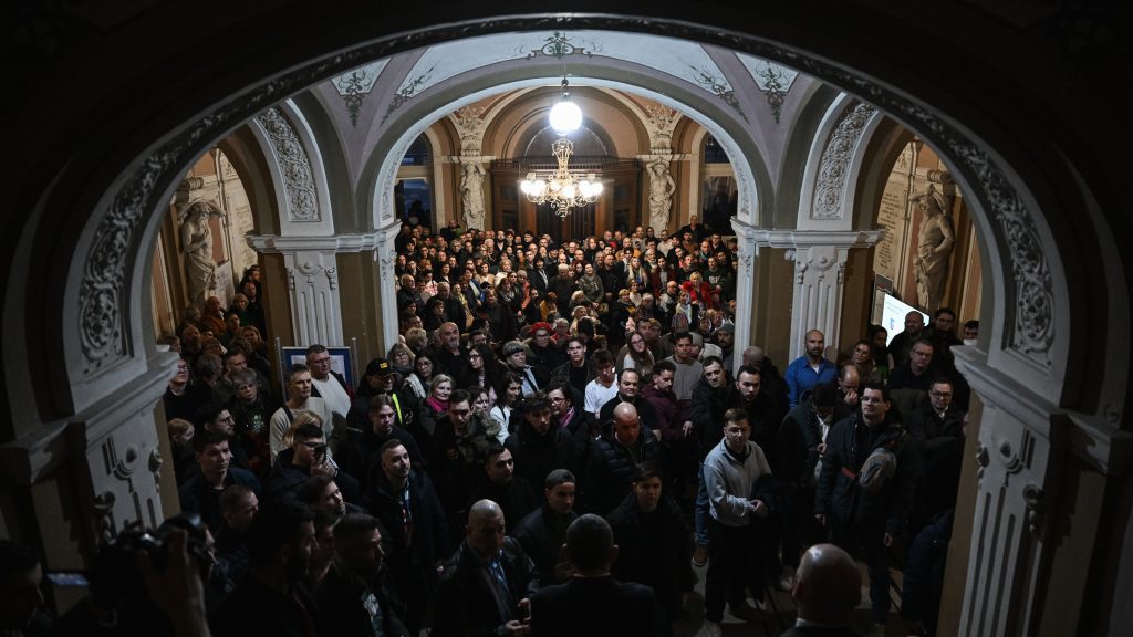 Tüntetőkkel telt meg a győri városháza: 1,7 milliárd forint eltűnésének ügyében vonja kérdőre a fideszes frakcióvezetőt a győri polgármester