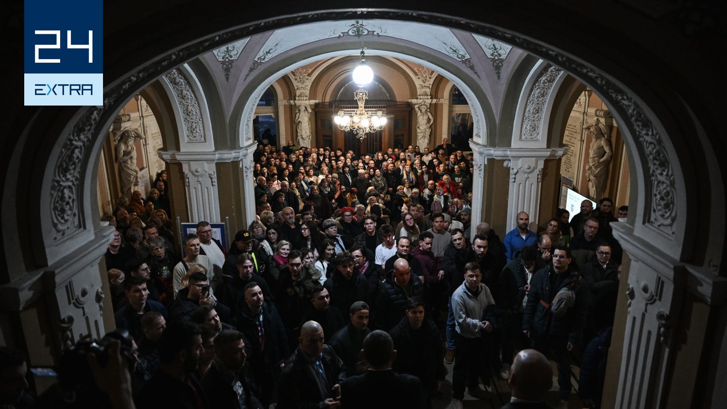 Tüntetőkkel telt meg a győri városháza: 1,7 milliárd forint eltűnésének ügyében vonja kérdőre a fideszes frakcióvezetőt a győri polgármester