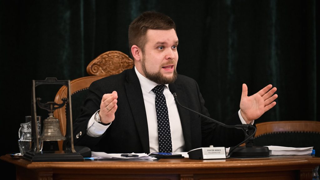 „Hol van a pénz?” – éjszakába nyúló szópárbajt vívott a győri polgármester az önkormányzati cég vezetőjével