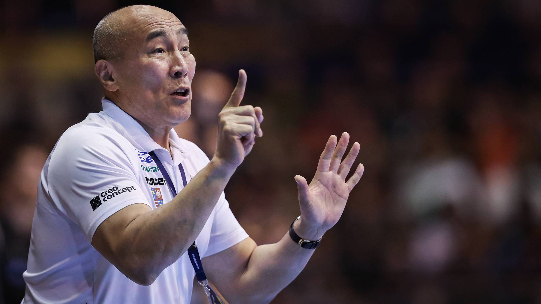 01 May 2024, Saxony-Anhalt, Magdeburg: Handball, Champions League, SC Magdeburg - KS Kielce, final round, knockout round, quarter-finals, second leg, GETEC Arena. Talant Dujshebaev, coach of KS Kielce, gesticulates. Photo: Ronny Hartmann/dpa