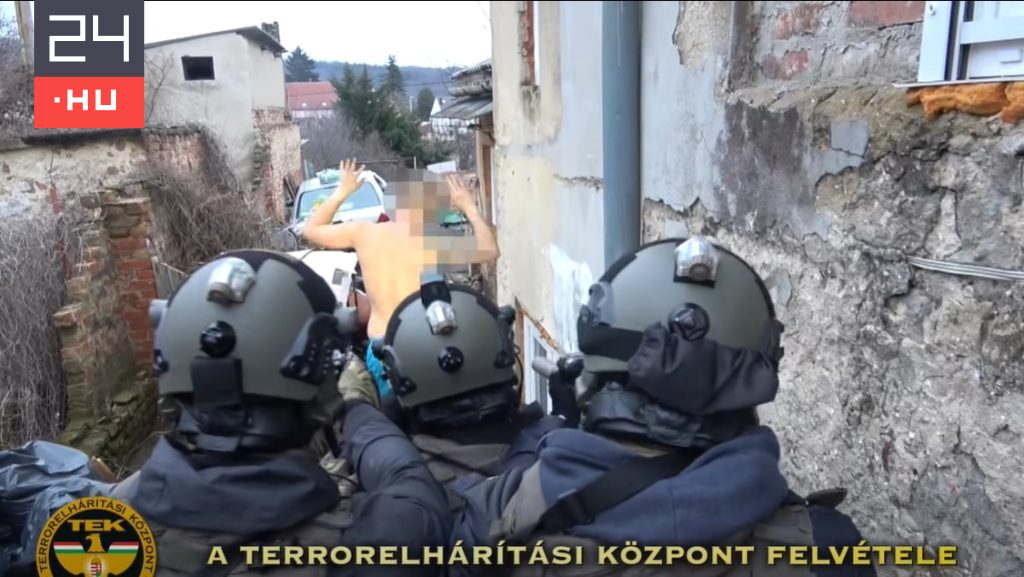 Videó: a TEK kommandósai csaptak le két emberrablóra, akik a kocsijából rángattak ki egy férfit