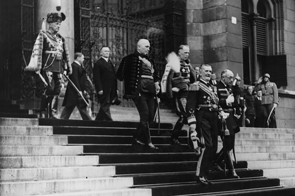 Horthy és Teleki a Parlament lépcsőjén.