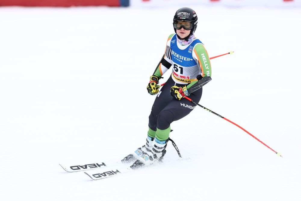 Tóth Zita a célba érkezik a női óriás-műlesiklás döntőjében a Saalbach-Hinterglemmban zajló alpesisí-világbajnokságon 2025. február 13-án.
