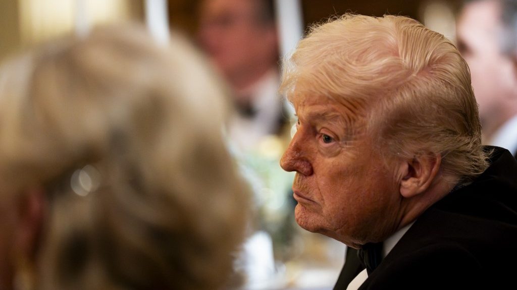 Trump akkora kórházhajót küld Grönlandra, hogy minden 57. helyi befeküdhetne