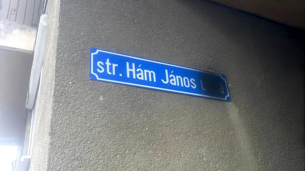 Festékszóróval fújtak le magyar feliratokat Szatmárnémetiben