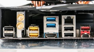 Különböző színű USB-csatlakozók.