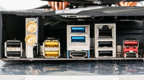 Különböző színű USB-csatlakozók.