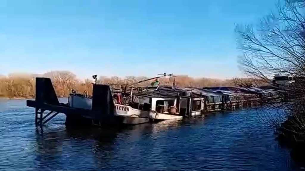 Zátonyra futott és léket kapott a Dunán egy búzaszállító uszály