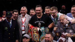 Olekszandr Uszik a világbajnoki öveivel a Daniel Dubois elleni győzelem után.