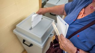 Indul a választási értesítők kézbesítése.