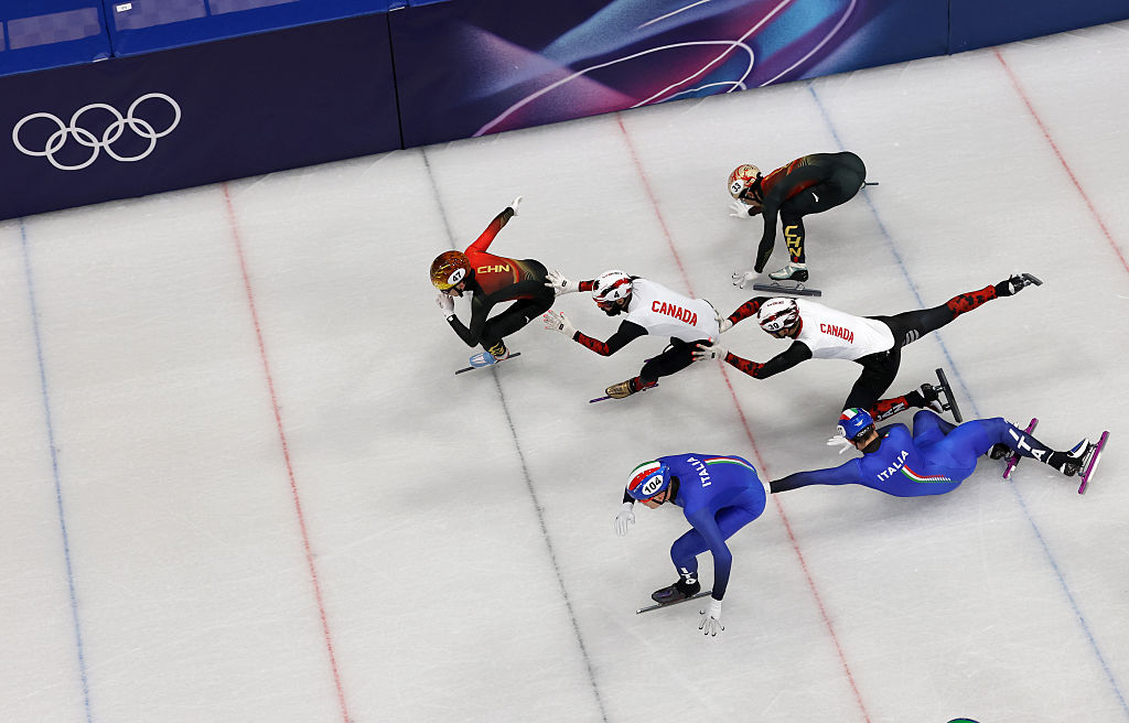 Volt olyan váltás, amikor az olaszok, a kanadaiak és a kínaiak sportolója is elesett, de egyik váltó sem esett ki.