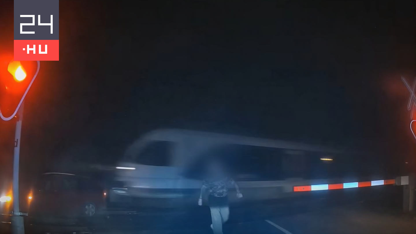 Telibe kapta a vonat a vasúti átjáróban ragadt kocsit, az utasok éppen csak el tudtak előle ugrani – Videó