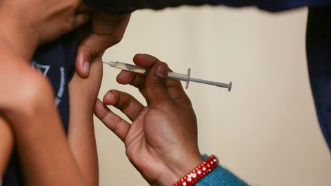 Egy gyermek védőoltást kap.