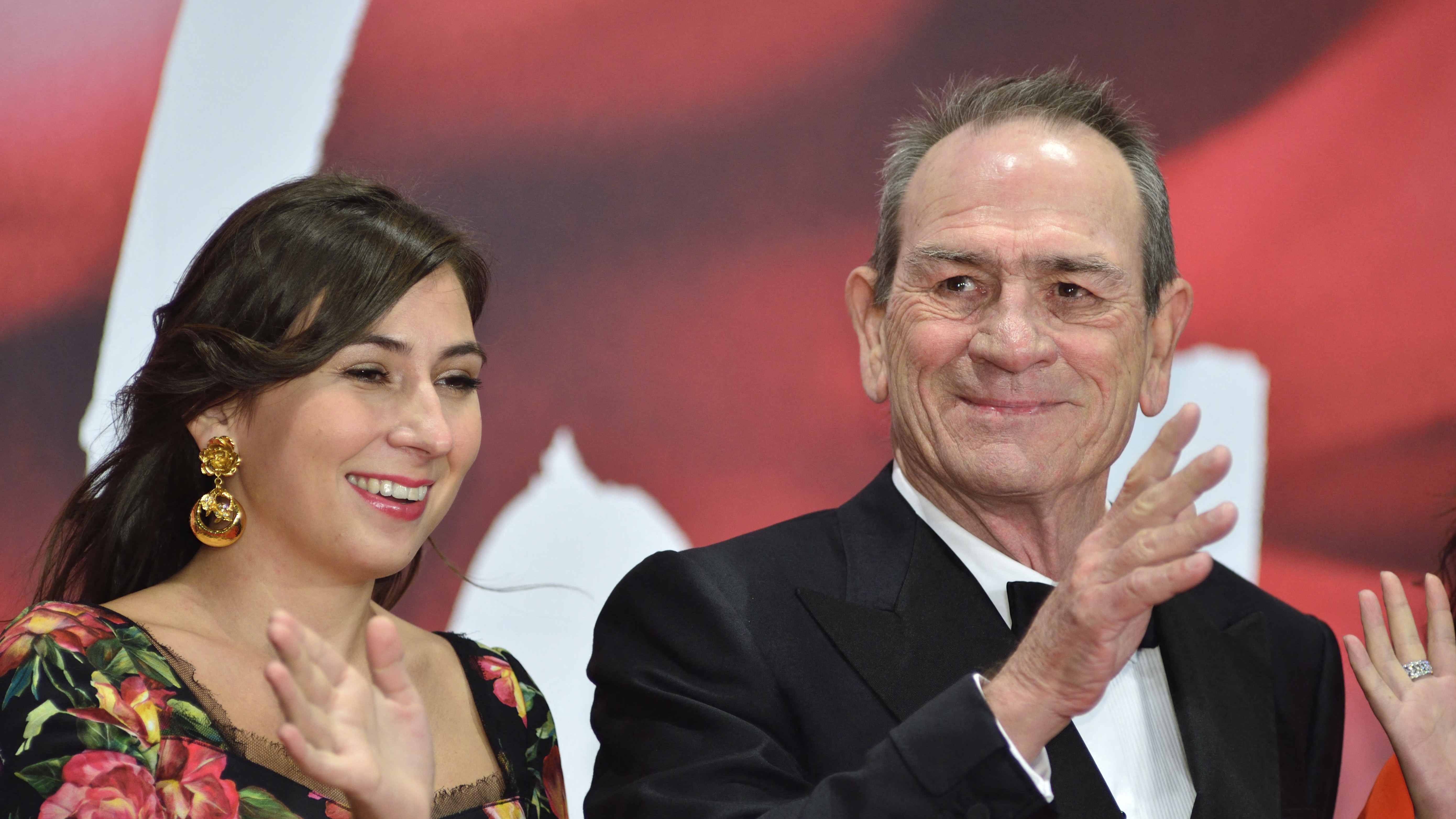 Tommy Lee Jones és Victoria Jones mosolyogva integetnek egymás mellett