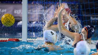 Funchal, 2026. február 5. A holland Simone van de Kraats (j) a női vízilabda Európa-bajnokság döntőjében játszott Magyarország - Hollandia mérkőzésen a funchali Olimpiai Uszodakomplexumban 2026. február 5-én. MTI/Szigetváry Zsolt