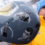 Vladiszlav Heraszkevics mutatja a sisakot, ami miatt kizárták az olimpiáról.