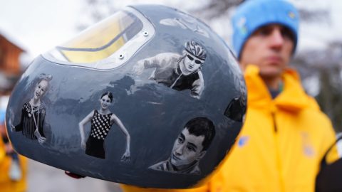 Vladiszlav Heraszkevics mutatja a sisakot, ami miatt kizárták az olimpiáról.