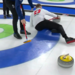 Yannick Schwaller, miután elesett a téli olimpia curlingversenyén.