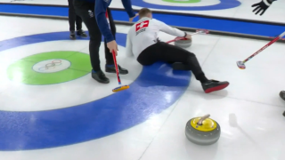 Yannick Schwaller, miután elesett a téli olimpia curlingversenyén.