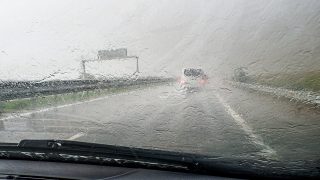 Zivatar látványa egy autóból